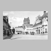 001-0004 Allenburg vor 1945 -  Der Marktplatz mit dem Rathaus, im Hintergrund die Kirche.jpg